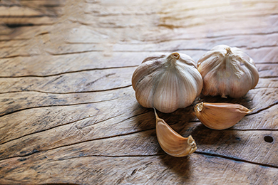white-garlic-placed-on-dark-1180263.png